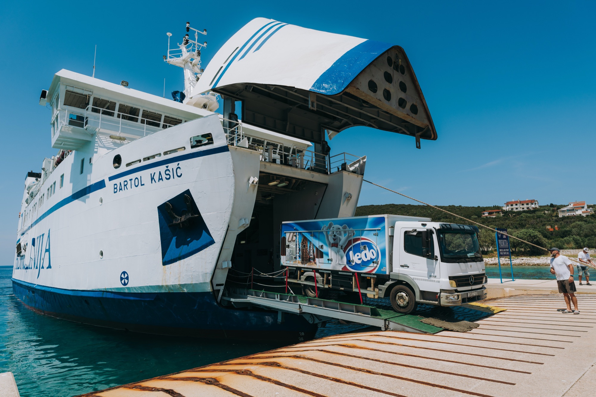 Ein Fahrzeug rollt von der Autofähre auf den Pier von Premuda